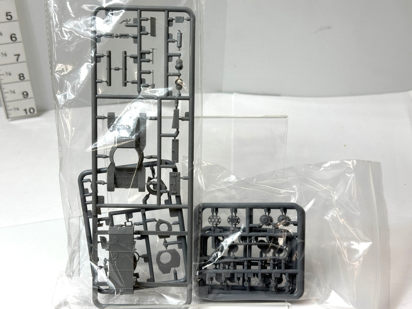 PLATZ プラッツ ガールズ&パンツァー最終章 九五式軽戦車 知波単学園 1/72スケール プラモデル GP72-33 成形色 8/5