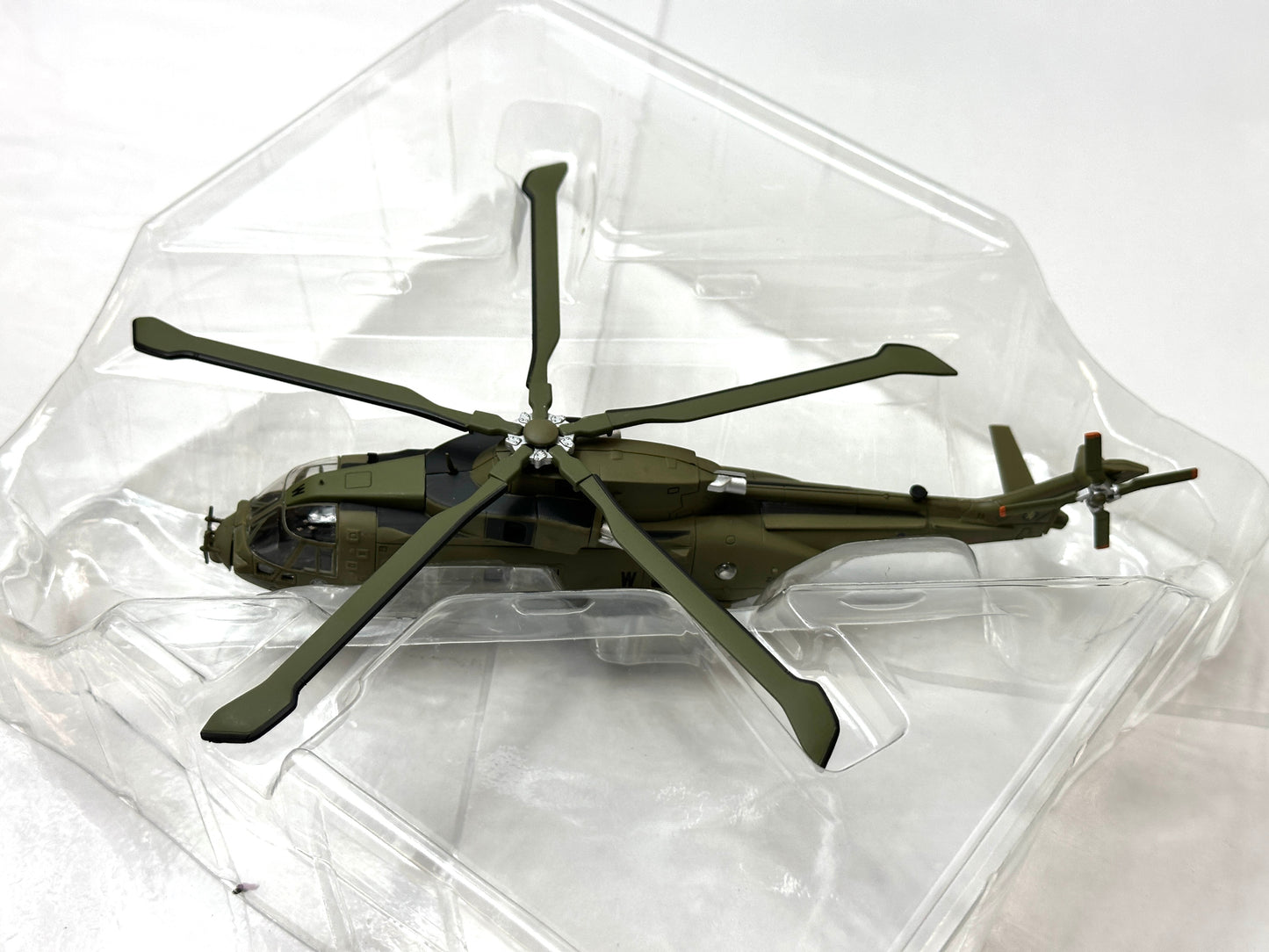 現状品 ITALERI(イタレリ)? アグスタ ウェストランド マーリン HC.3 イギリス空軍 78SQ 1/00 (完成品飛行機) 8/18