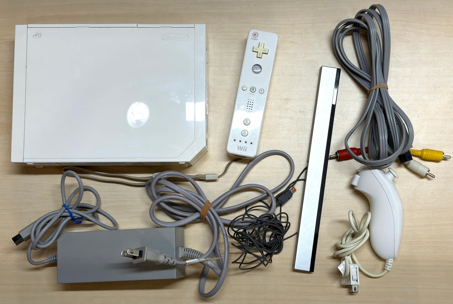 Wii本体 (シロ) (「Wiiリモコンジャケット」同梱) (RVL-S-WD) 【メーカー生産終了】