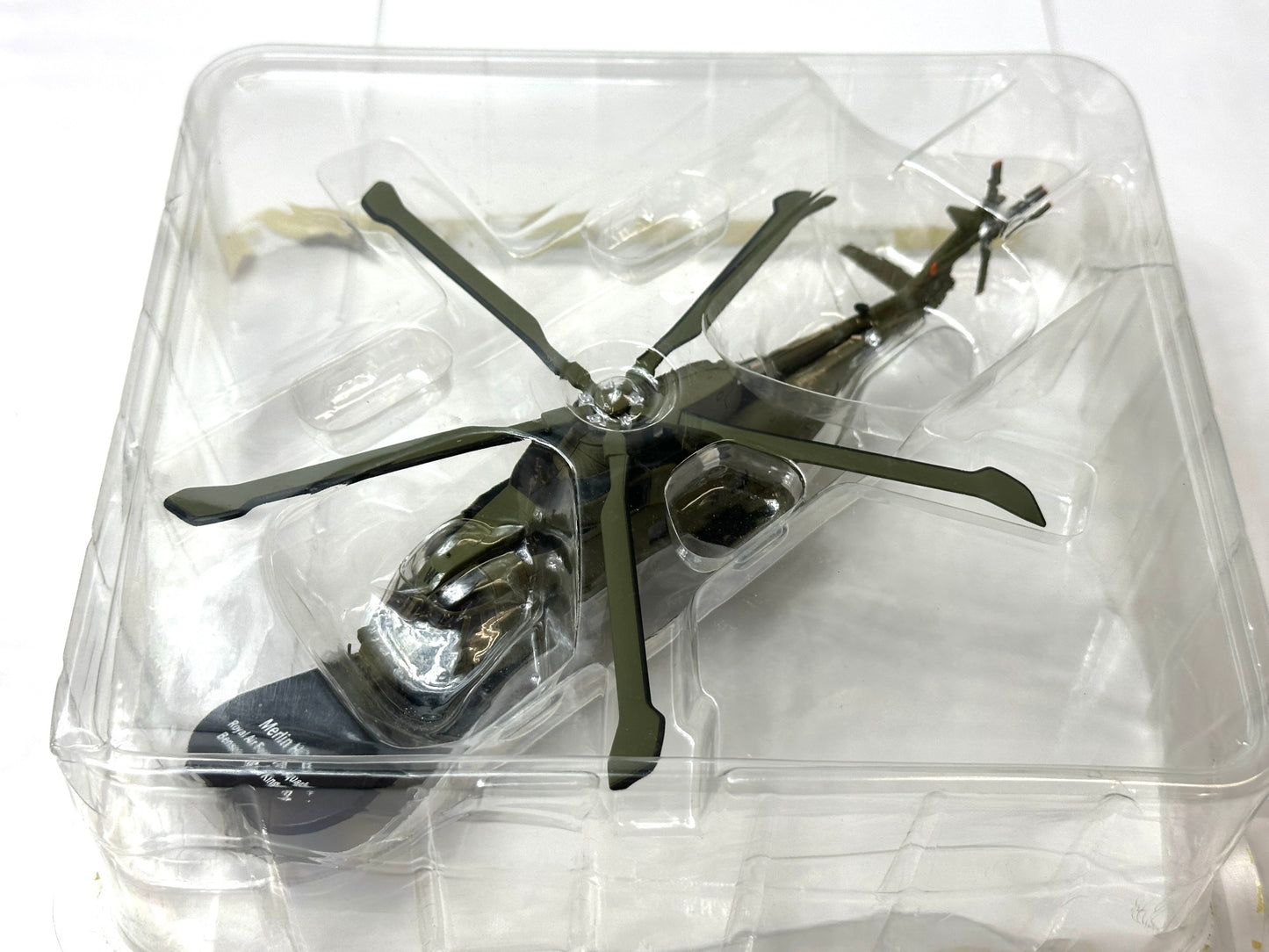 現状品 ITALERI(イタレリ)? アグスタ ウェストランド マーリン HC.3 イギリス空軍 78SQ 1/00 (完成品飛行機) 8/18
