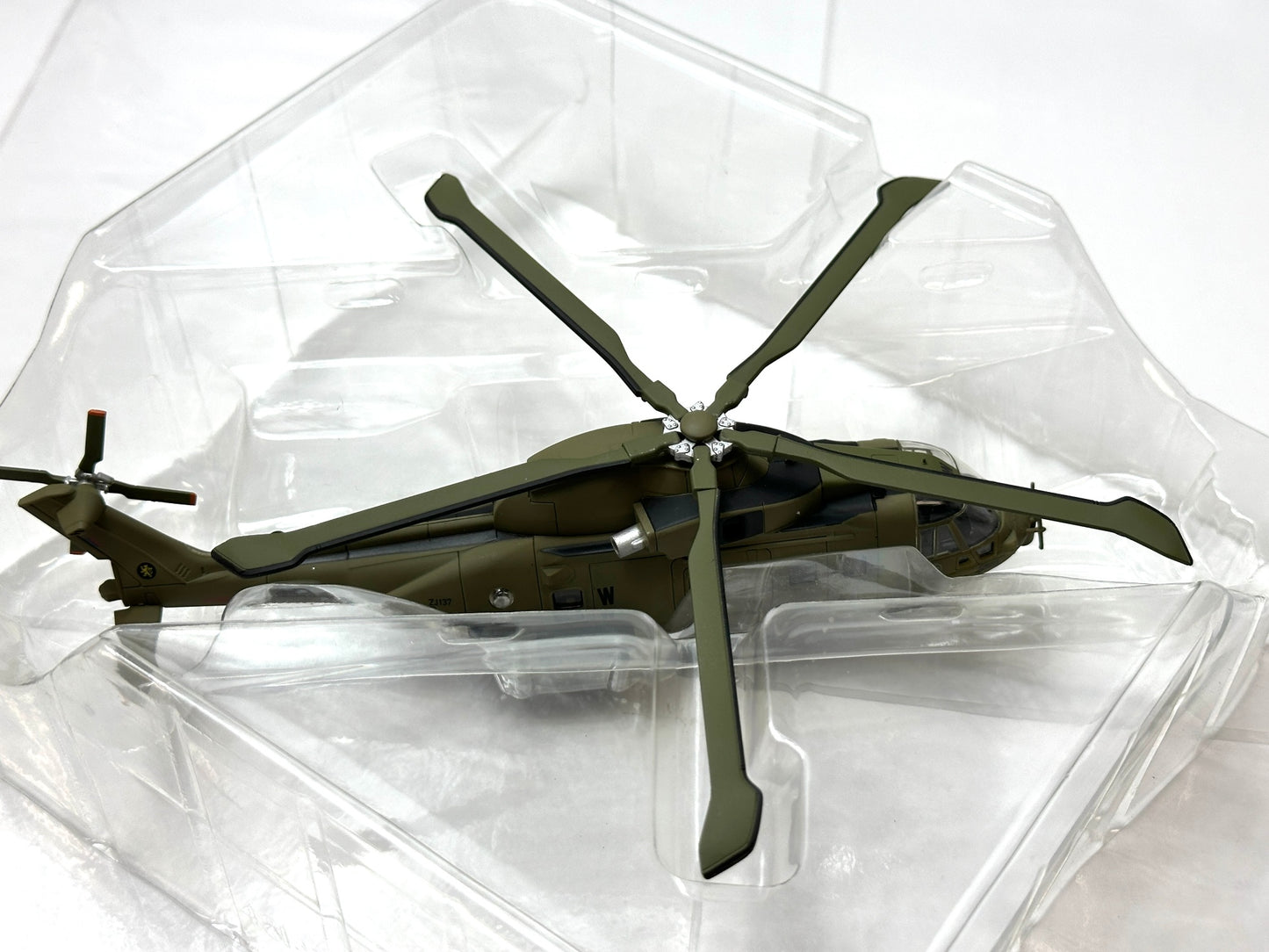 現状品 ITALERI(イタレリ)? アグスタ ウェストランド マーリン HC.3 イギリス空軍 78SQ 1/00 (完成品飛行機) 8/18
