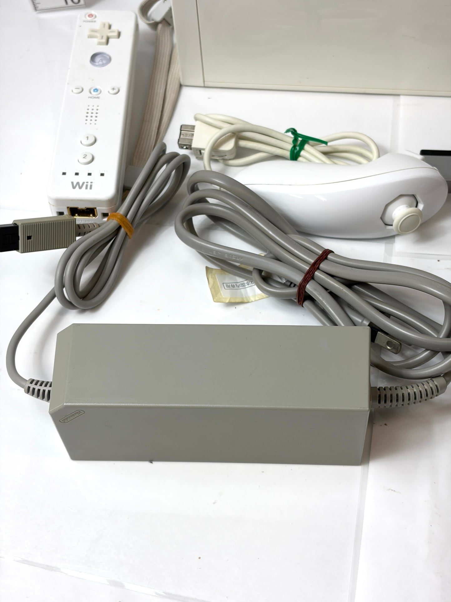 任天堂 Wii 本体セット ホワイト リモコン・ヌンチャク・センサーバー・AC・AVケーブル付　NTSC-J