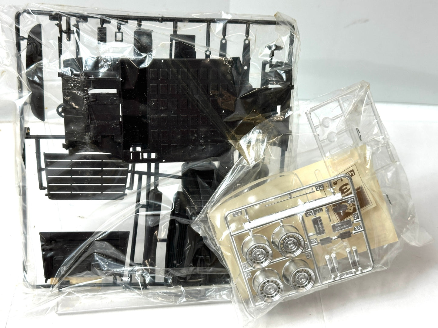 未組立品 LS 1/24ランボルギーニ・ウラッコP300 プラモデル 絶版 入手困難 12/2