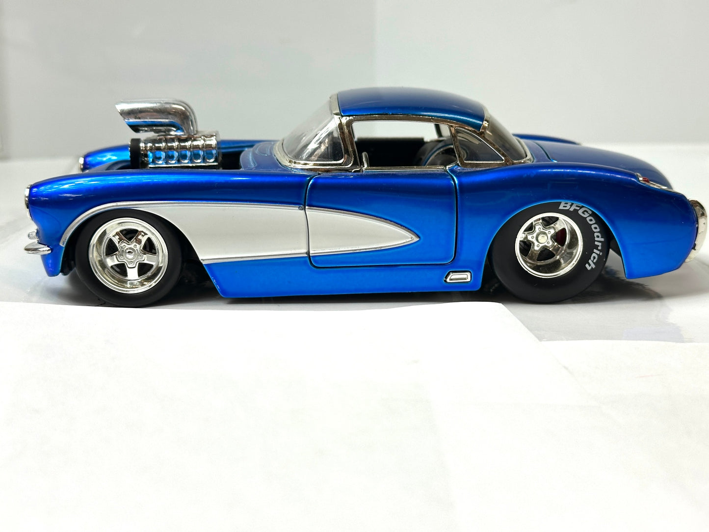 ジャダトイズ 1/24 1957 シボレーコルベット ミニカー ダイキャストモデル アメ車  8/7