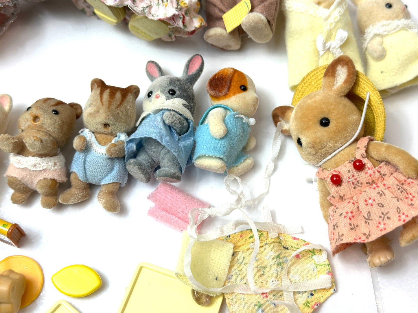 現状品 シルバニアファミリー 人形 小物 キッチン用品 洋服 他 まとめセット エポック社 8/26
