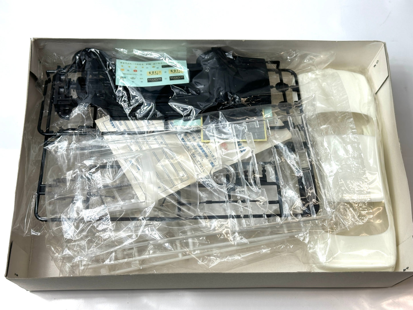 未組立品 説明書無し アオシマ 1/24 クラウン・マジェスタ Cタイプ UZS141型 プラモデル 3/3