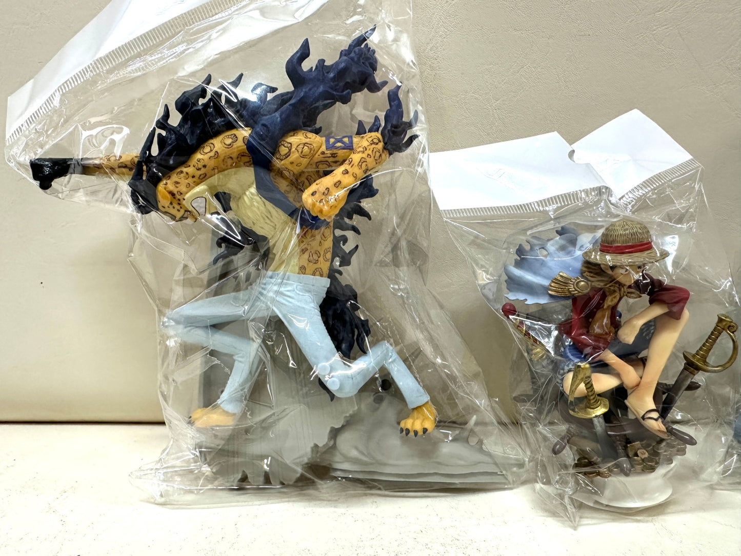 現状品 ONE PIECE ワンピース フィギュア まとめ 37個セット  トラファルガー・ロー  シャンクス エース ハンコック ルフィ ロブ・ルッチ ヤマト ナミ 他 5/15