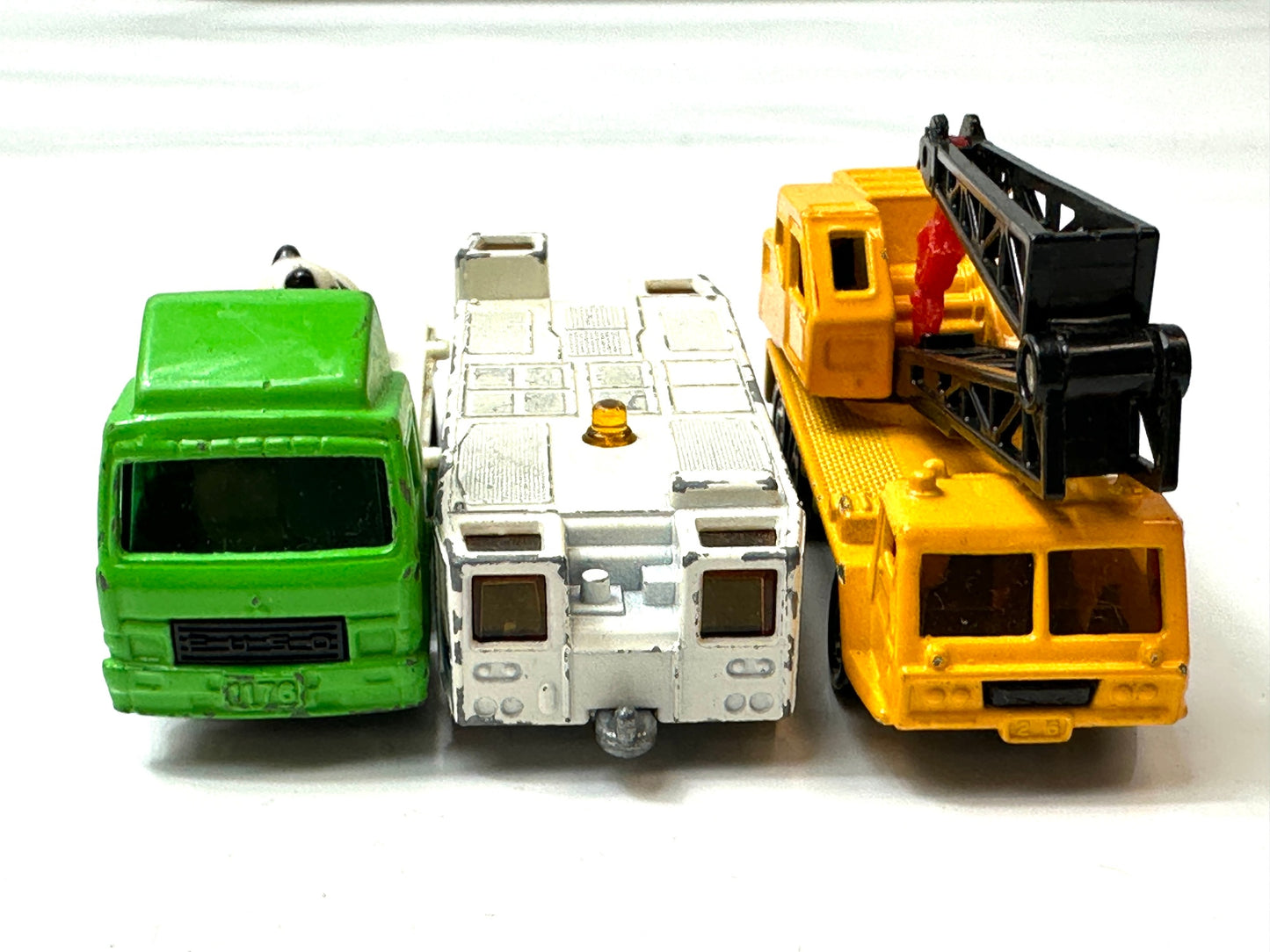 現状品トミカ ミニカー まとめセット 作業車 バス パトカー 他 三菱キャンター清掃車 日産 ディーゼルミキサー車 三菱ふそう トラッククレーン 三菱トーイングトラクター 1/12