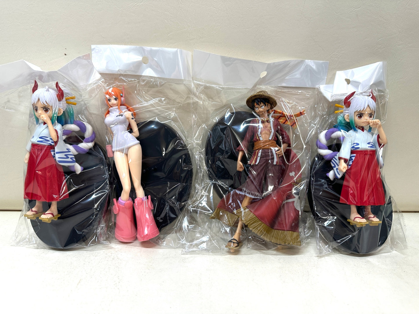現状品 ONE PIECE ワンピース フィギュア まとめ 37個セット  トラファルガー・ロー  シャンクス エース ハンコック ルフィ ロブ・ルッチ ヤマト ナミ 他 5/15