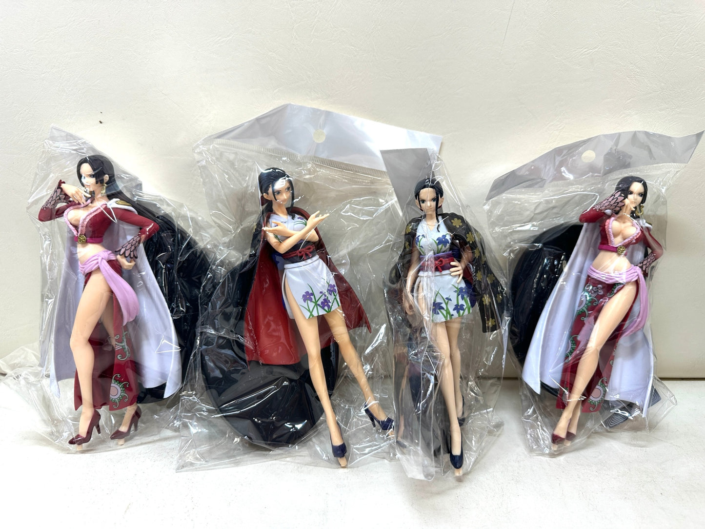 現状品 ONE PIECE ワンピース フィギュア まとめ 37個セット  トラファルガー・ロー  シャンクス エース ハンコック ルフィ ロブ・ルッチ ヤマト ナミ 他 5/15
