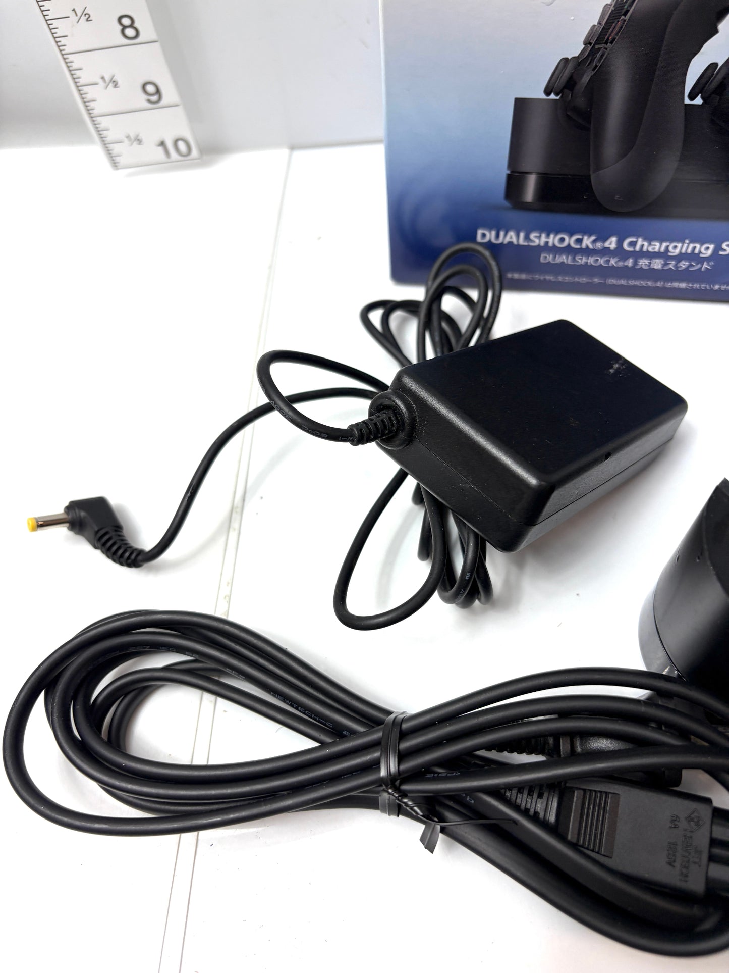 箱付き SONY PS4 純正 DUALSHOCK 4 充電スタンド (CUH-ZDC1J) ACアダプター付き