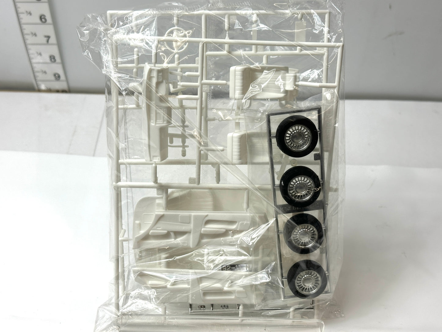 未組立品 説明書無し アオシマ 1/24 クラウン・マジェスタ Cタイプ UZS141型 プラモデル 3/3