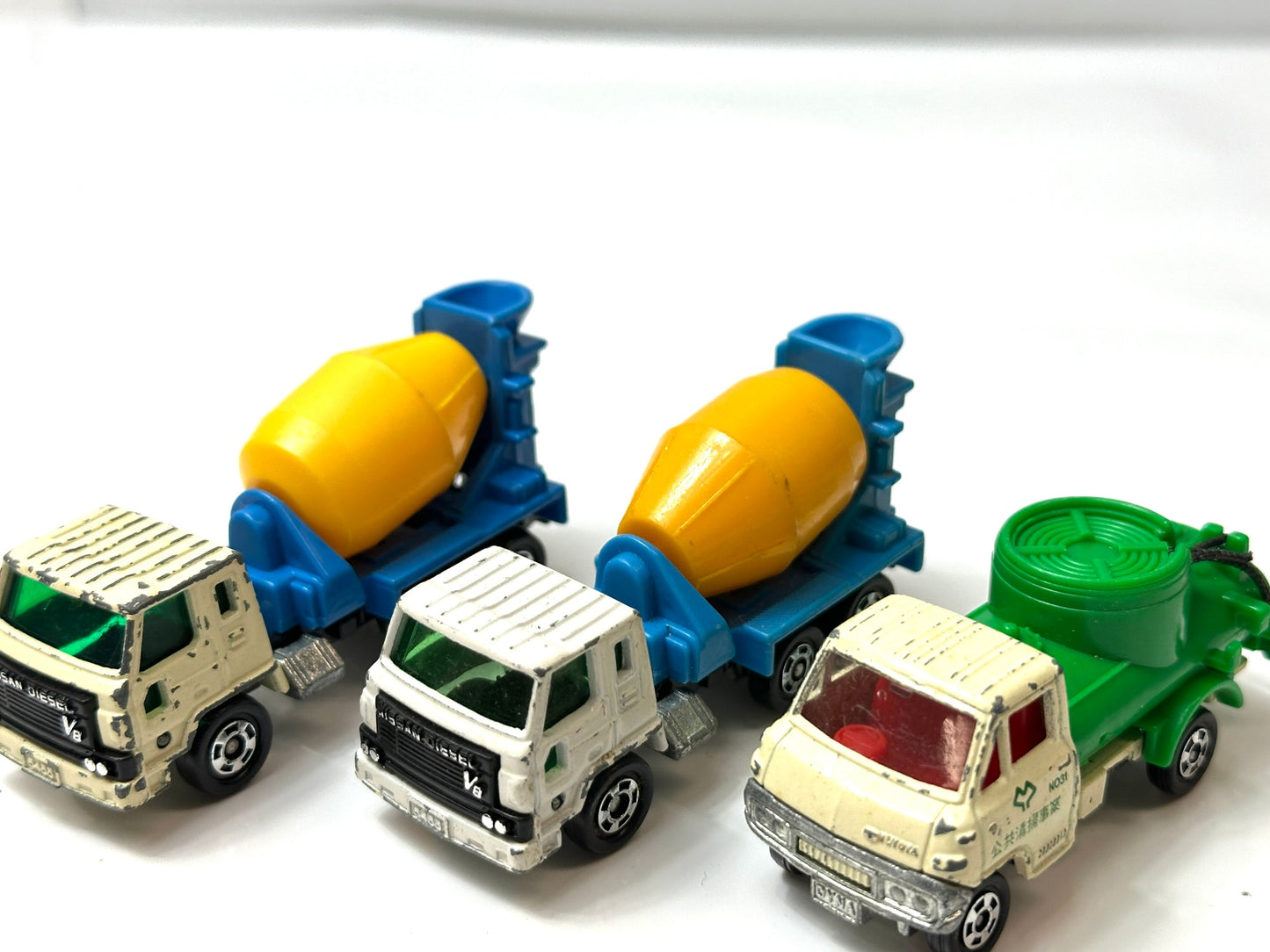 現状品トミカ ミニカー まとめセット 作業車 バス パトカー 他 三菱キャンター清掃車 日産 ディーゼルミキサー車 三菱ふそう トラッククレーン 三菱トーイングトラクター 1/12