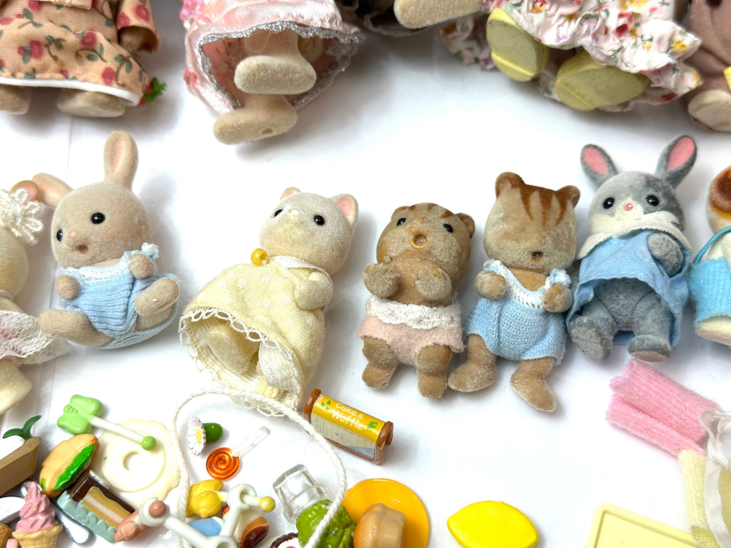 現状品 シルバニアファミリー 人形 小物 キッチン用品 洋服 他 まとめセット エポック社 8/26