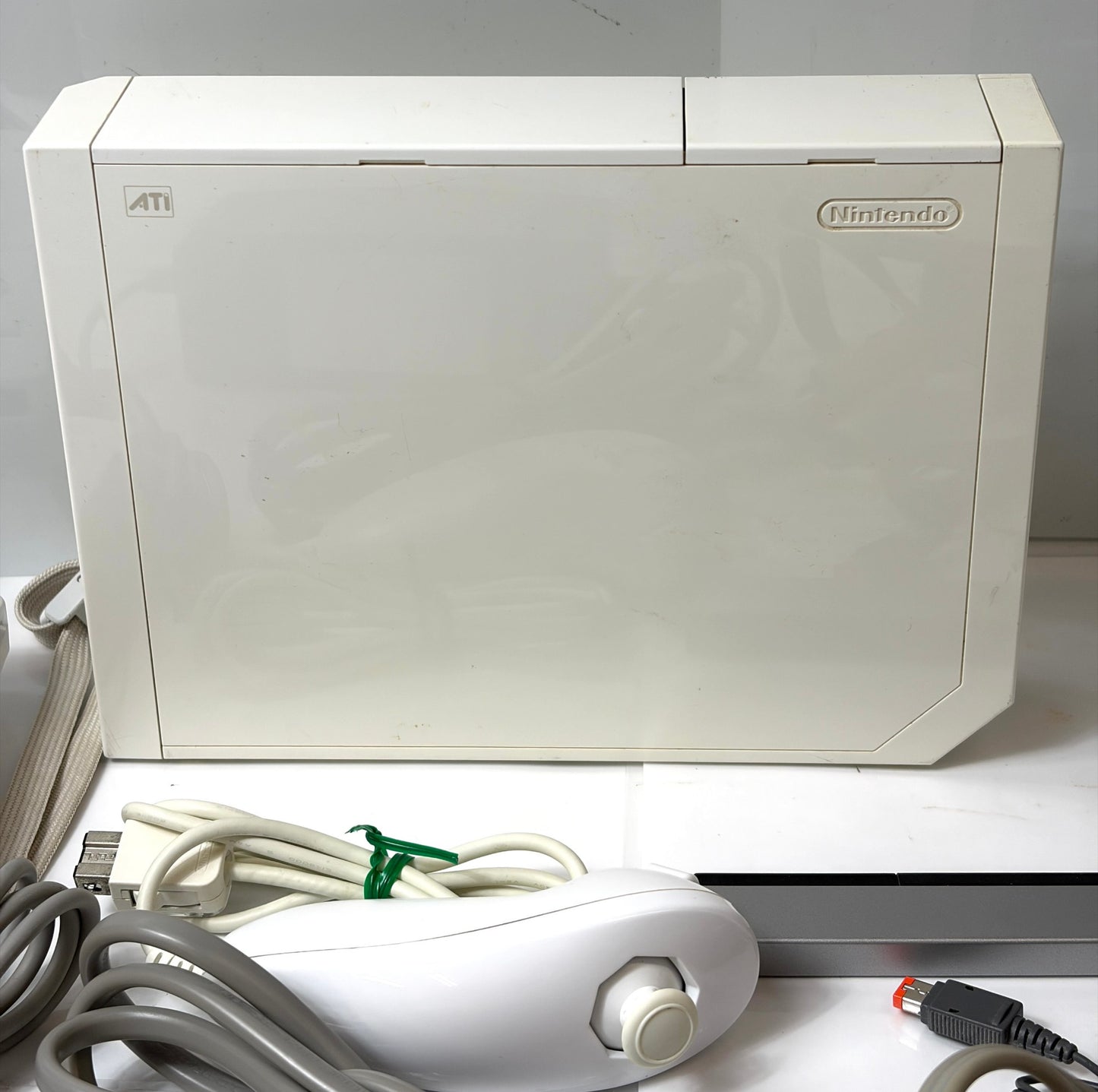 任天堂 Wii 本体セット ホワイト リモコン・ヌンチャク・センサーバー・AC・AVケーブル付　NTSC-J