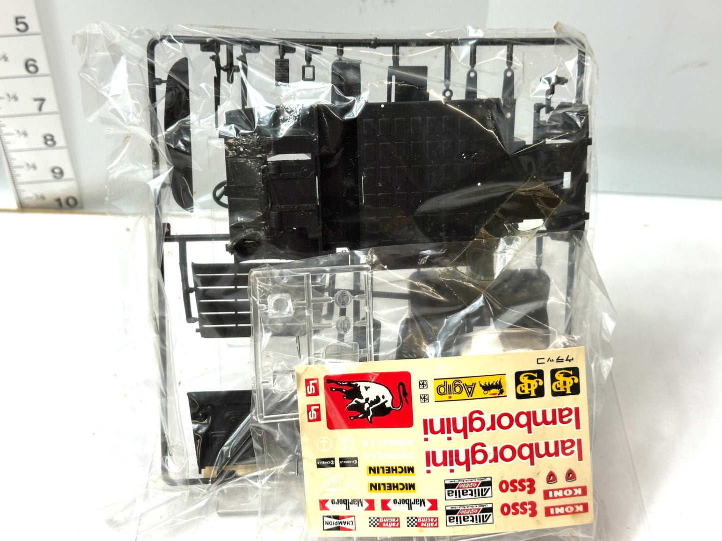 未組立品 LS 1/24ランボルギーニ・ウラッコP300 プラモデル 絶版 入手困難 12/2