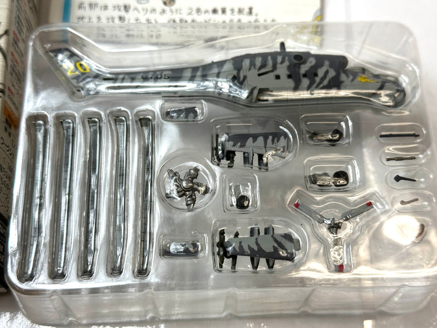 内装未開封品 F-toys エフトイズ 1/144 ヘリボーンコレクション 03 イロコイ アメリカ陸軍仕様 OD塗装 02 ハインド チェコ陸軍仕様 タイガーミート特別塗装 8/28