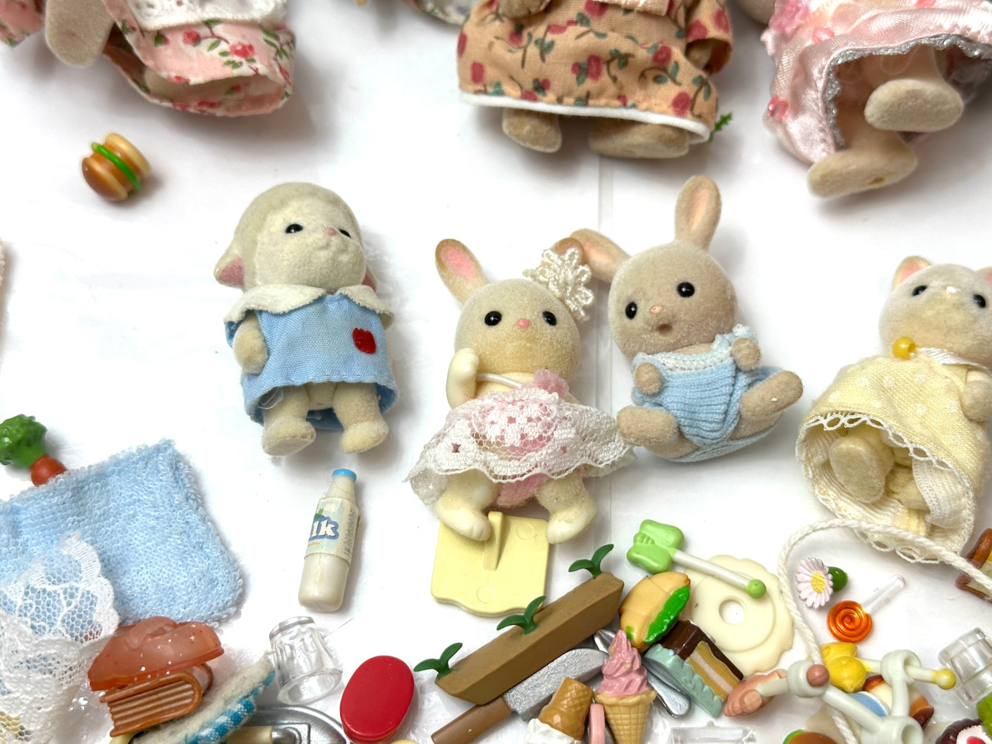 現状品 シルバニアファミリー 人形 小物 キッチン用品 洋服 他 まとめセット エポック社 8/26