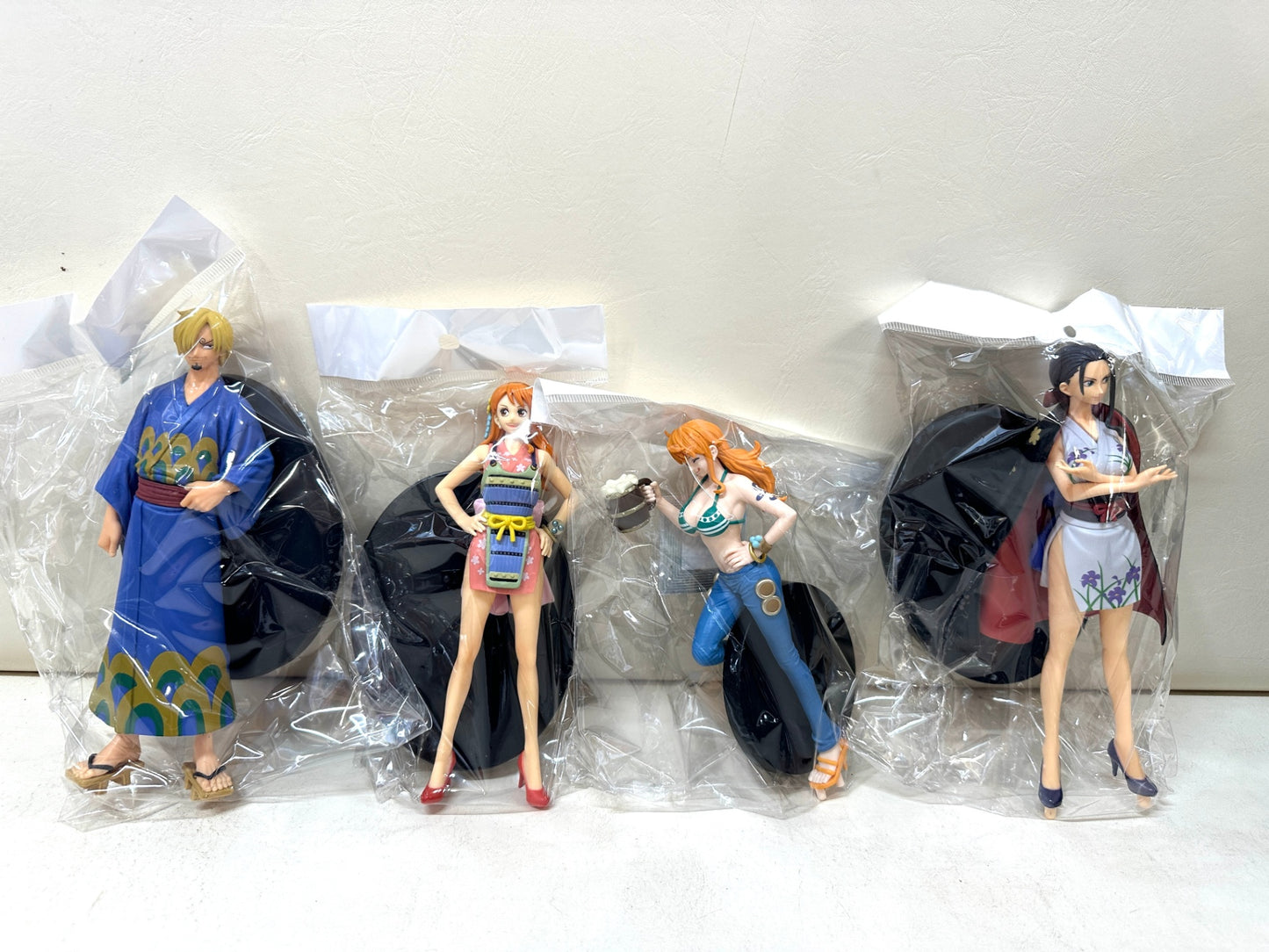 現状品 ONE PIECE ワンピース フィギュア まとめ 37個セット  トラファルガー・ロー  シャンクス エース ハンコック ルフィ ロブ・ルッチ ヤマト ナミ 他 5/15
