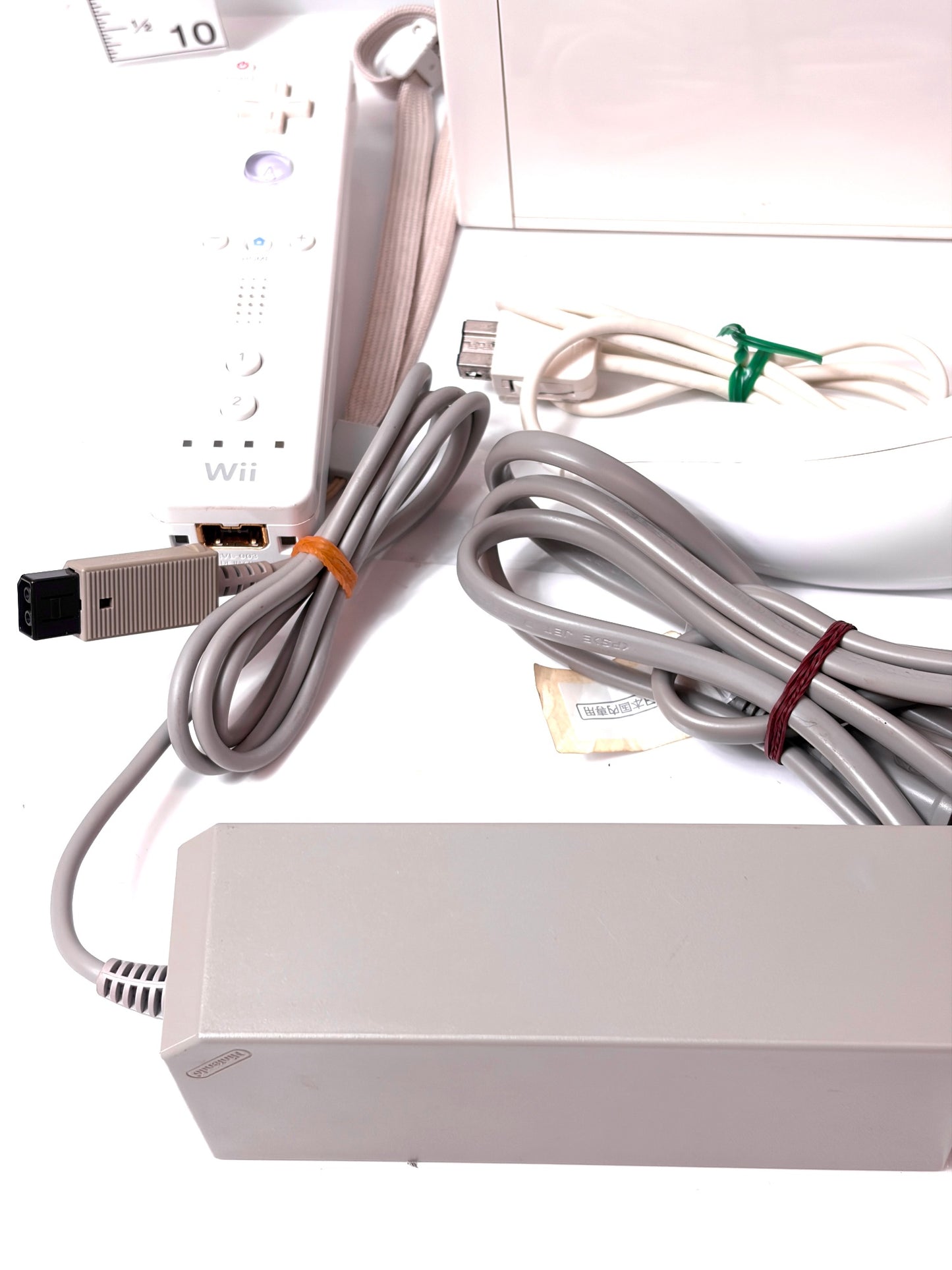 任天堂 Wii 本体セット ホワイト リモコン・ヌンチャク・センサーバー・AC・AVケーブル付　NTSC-J